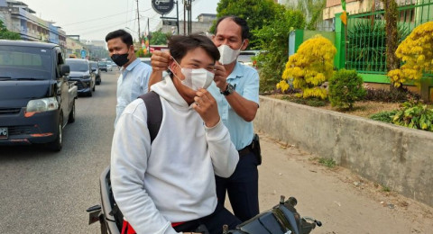 Peduli Kesehatan PT Inti Indosawit Subur Bagikan Masker Bagi Warga Jambi